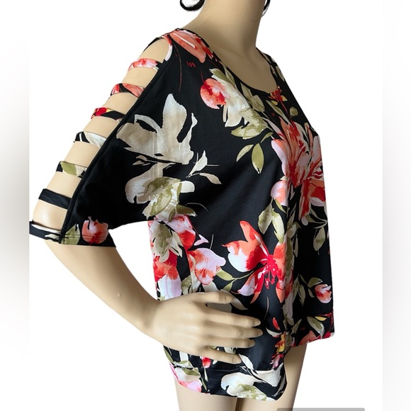 Black floral cut out sleeve top. Size large - Picture 2 of 11